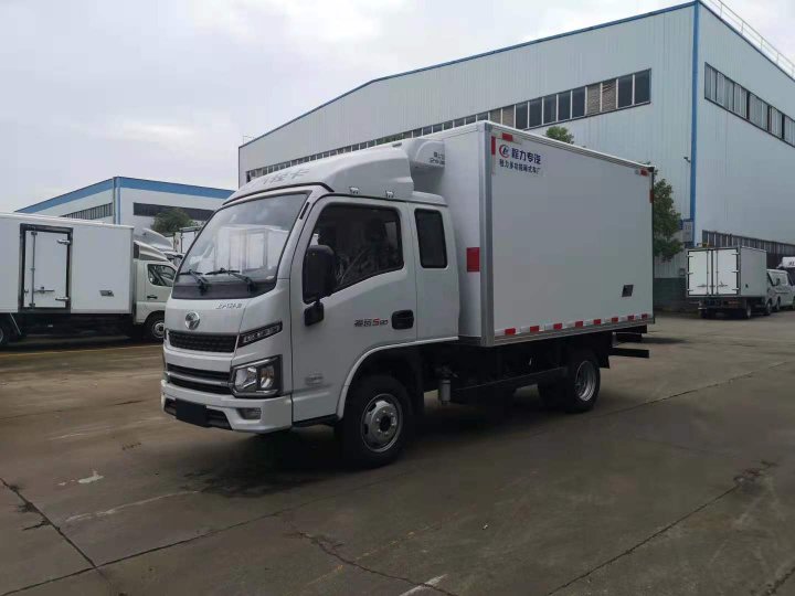 躍進(jìn)福運(yùn)S80柴油排半冷藏車(chē)